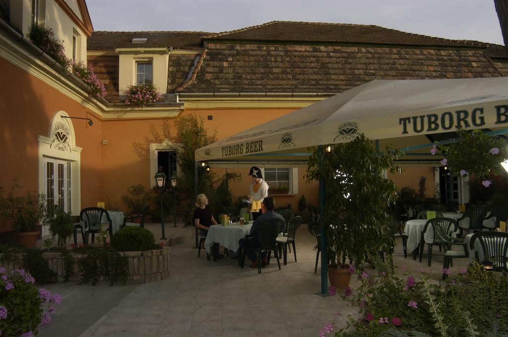 Kaloz Fregatt Panzio & Etterem Otel Tata Dış mekan fotoğraf