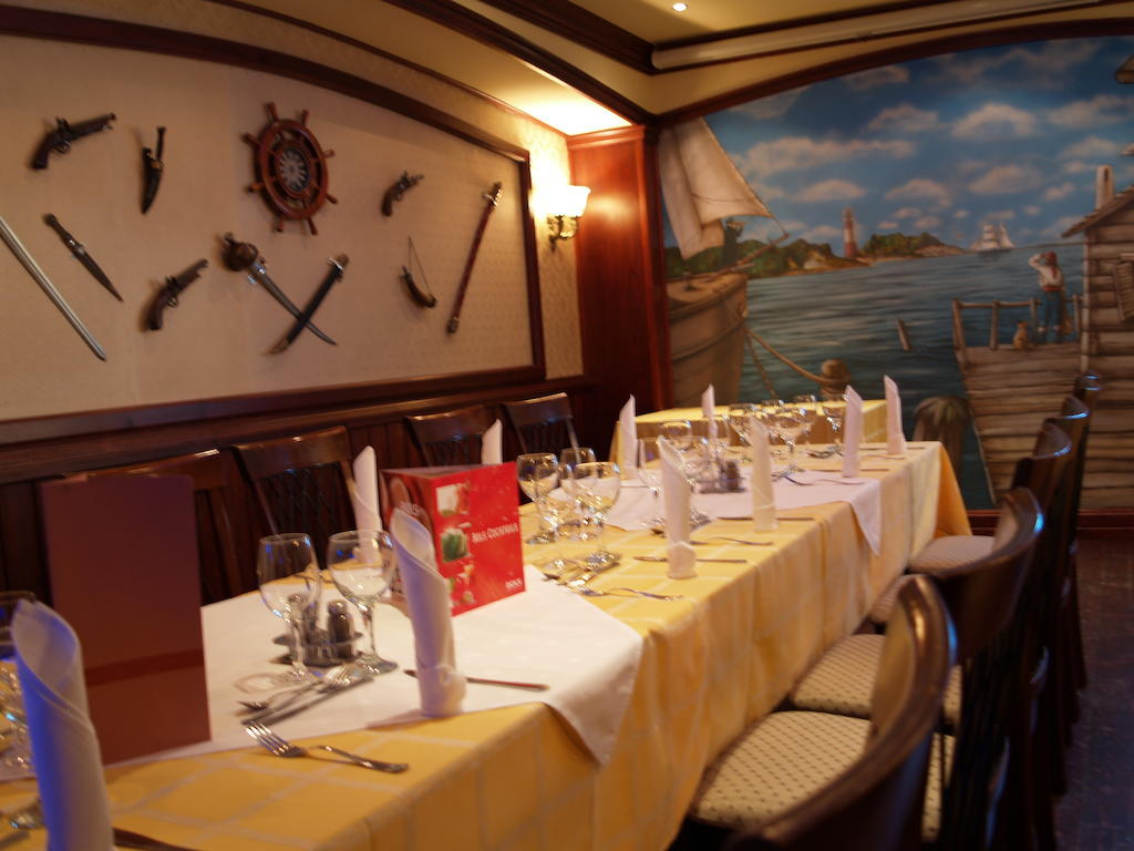 Kaloz Fregatt Panzio & Etterem Otel Tata Dış mekan fotoğraf