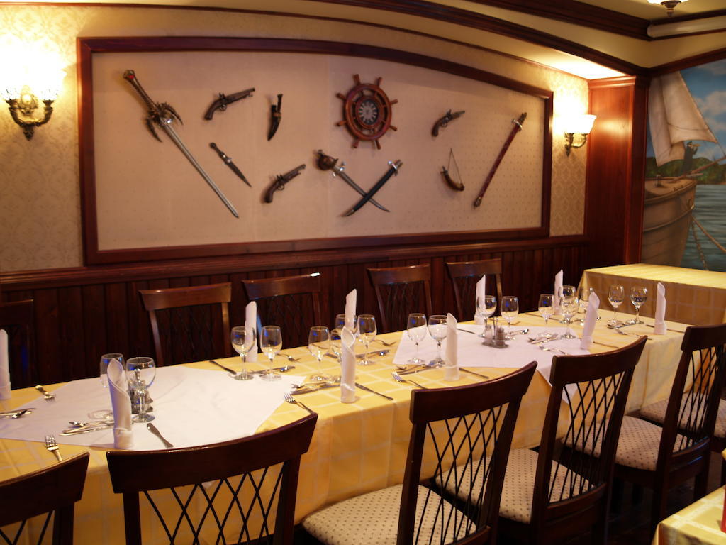 Kaloz Fregatt Panzio & Etterem Otel Tata Dış mekan fotoğraf