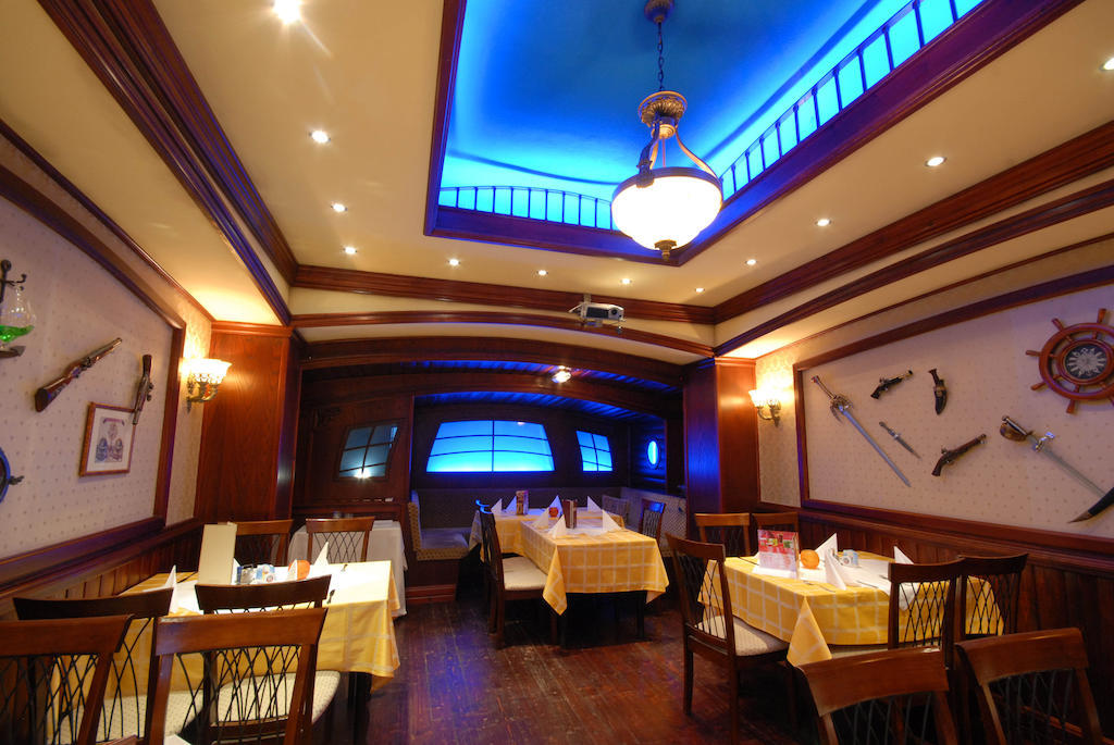 Kaloz Fregatt Panzio & Etterem Otel Tata Dış mekan fotoğraf