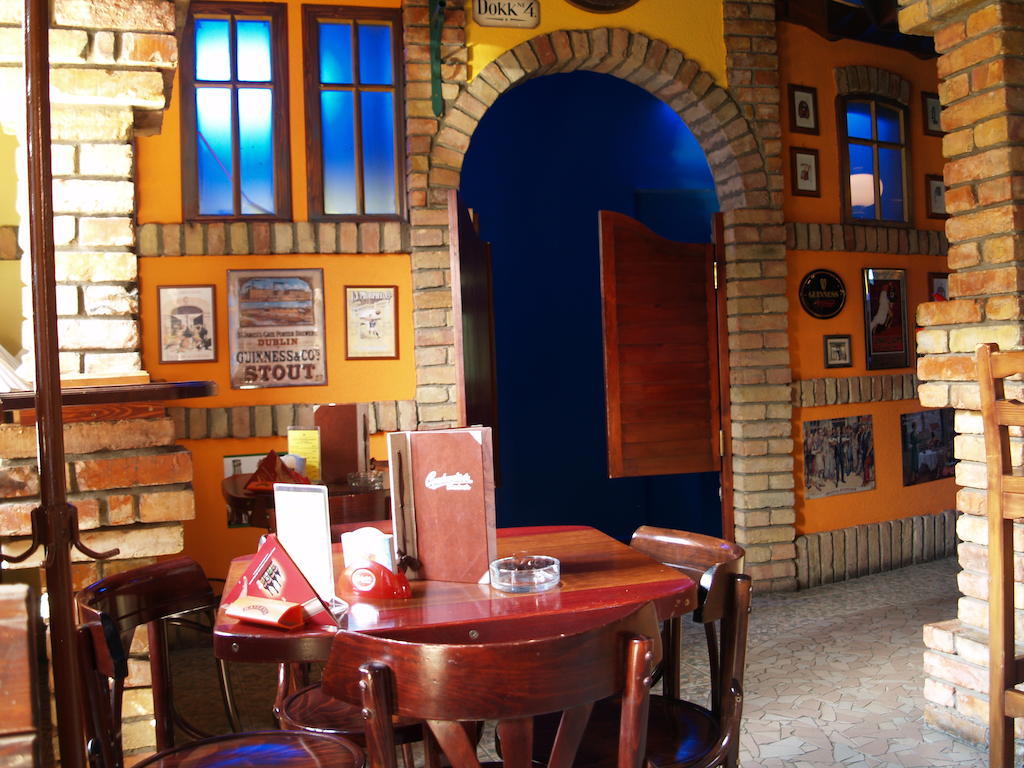Kaloz Fregatt Panzio & Etterem Otel Tata Dış mekan fotoğraf