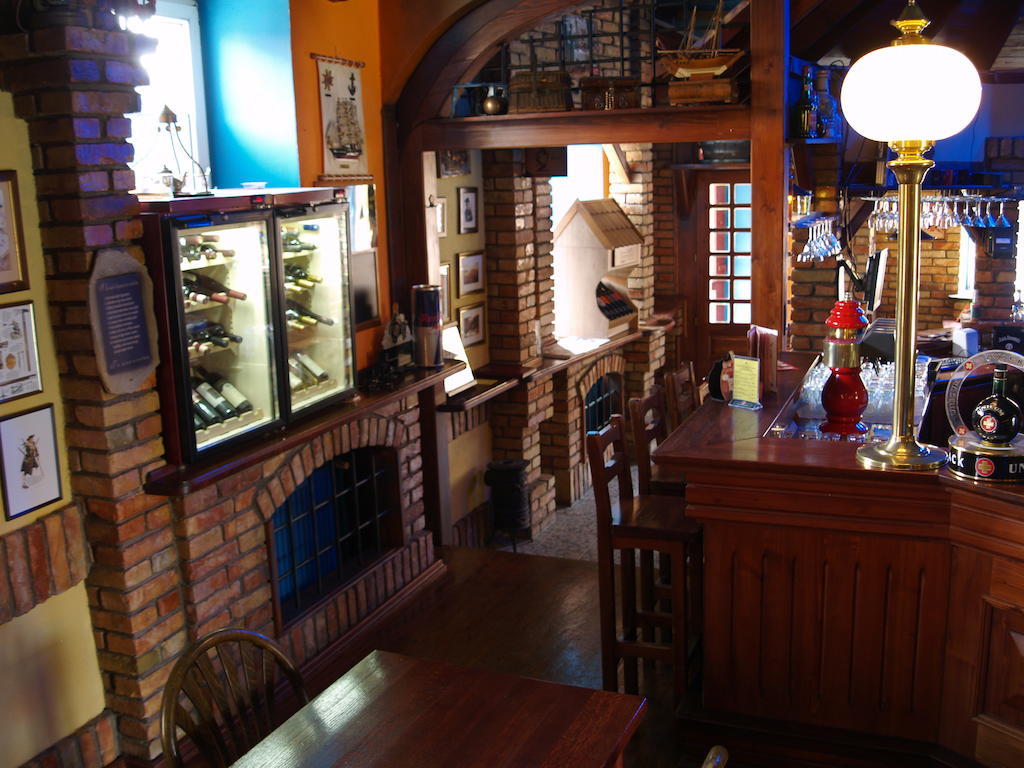 Kaloz Fregatt Panzio & Etterem Otel Tata Dış mekan fotoğraf