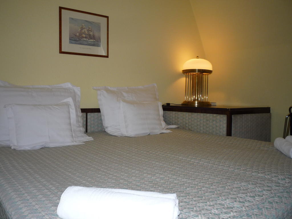 Kaloz Fregatt Panzio & Etterem Otel Tata Oda fotoğraf