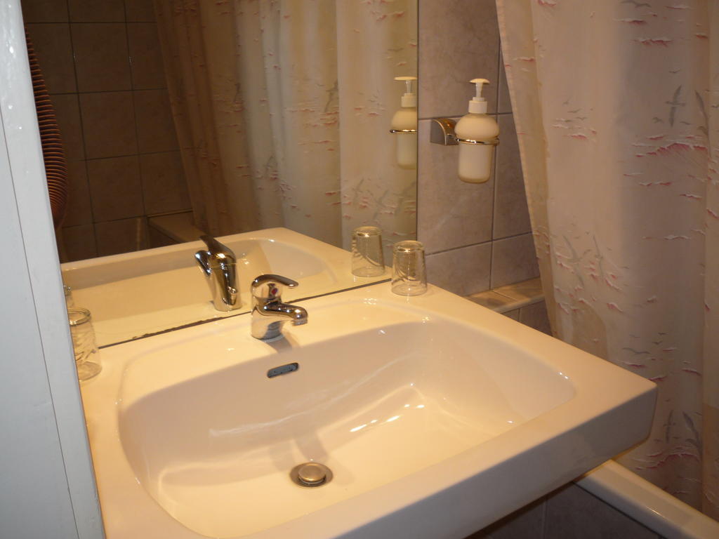 Kaloz Fregatt Panzio & Etterem Otel Tata Oda fotoğraf