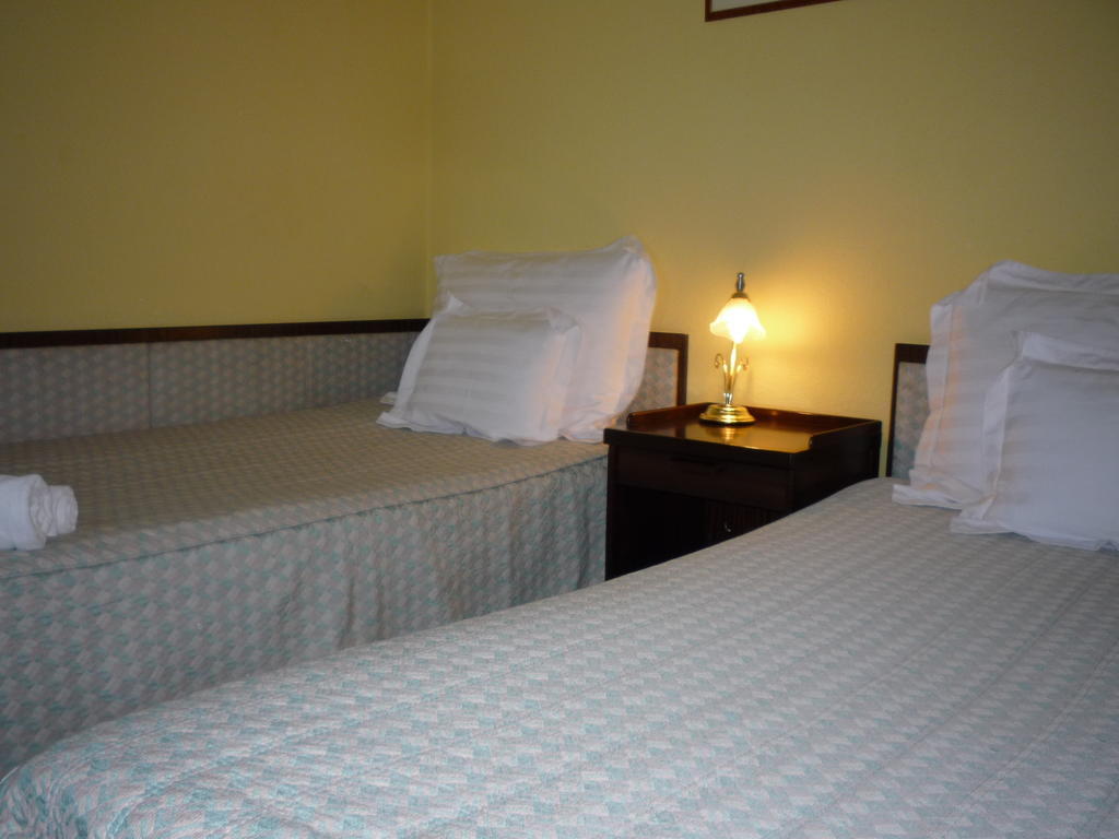 Kaloz Fregatt Panzio & Etterem Otel Tata Oda fotoğraf