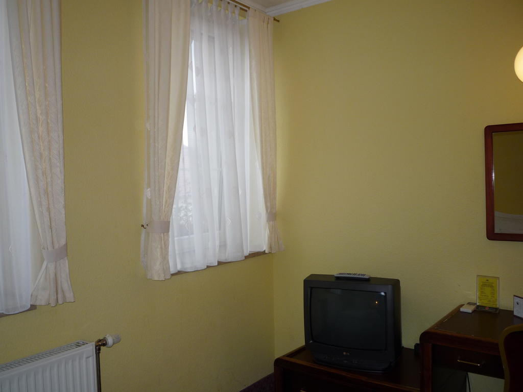 Kaloz Fregatt Panzio & Etterem Otel Tata Oda fotoğraf