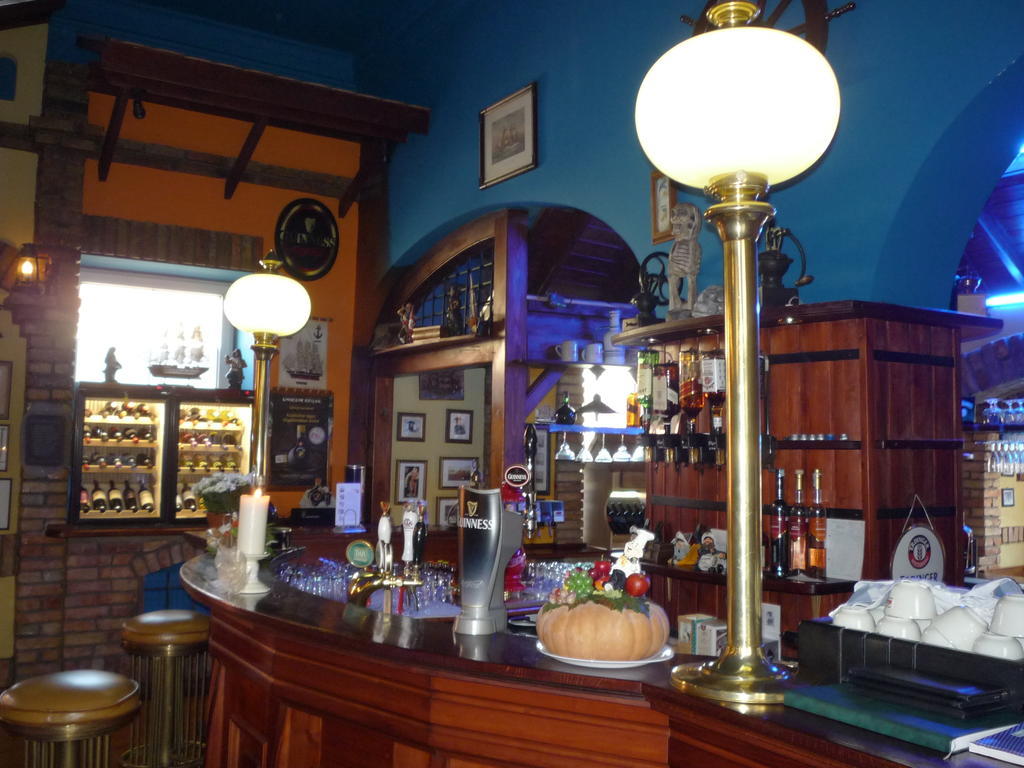 Kaloz Fregatt Panzio & Etterem Otel Tata Dış mekan fotoğraf